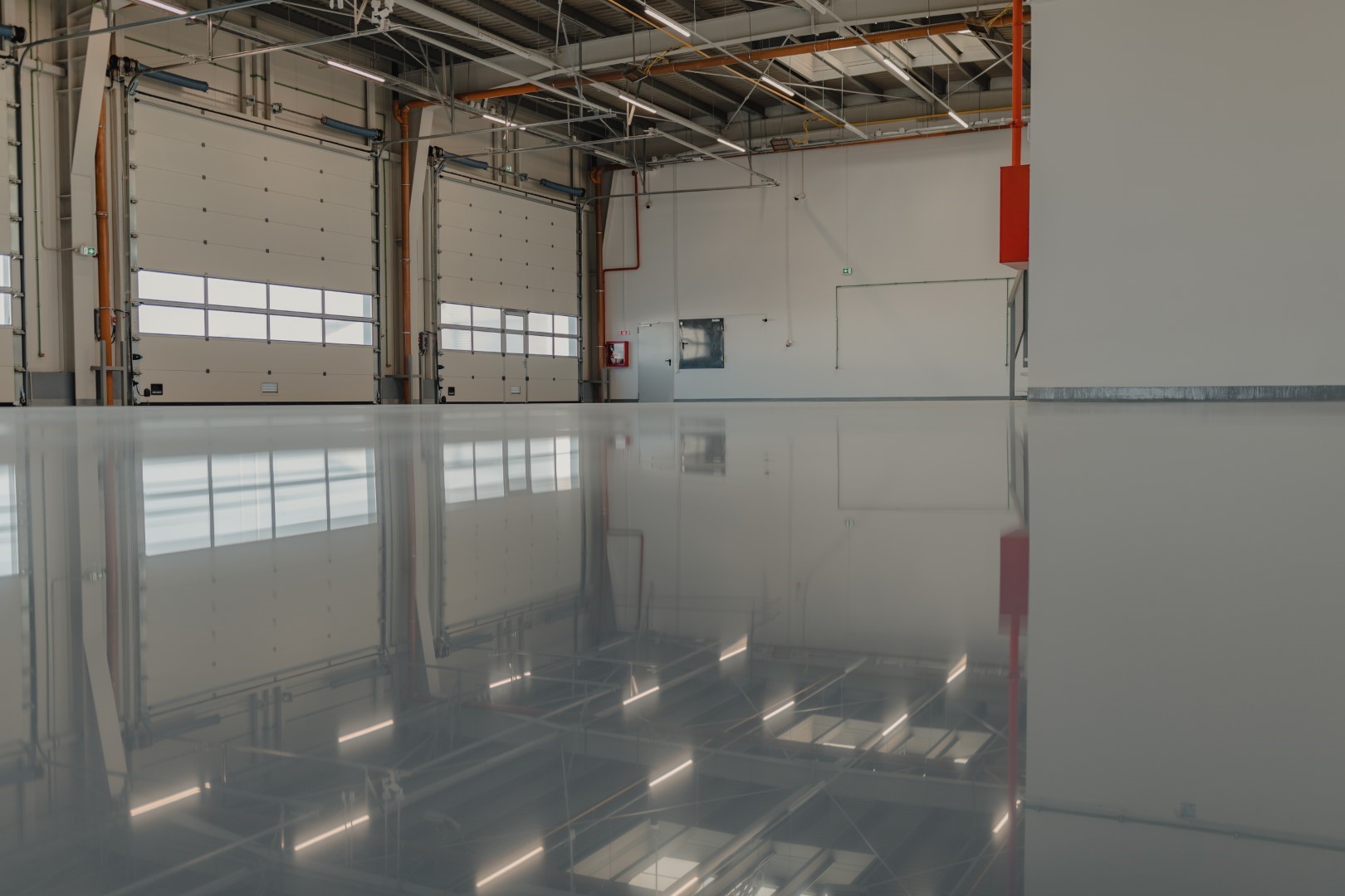 Waxed-commercial-Epoxy-flooring-in-industrial-building